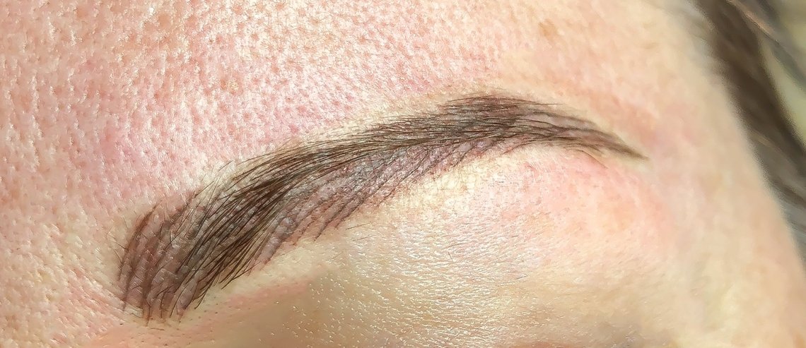 Sourcils naturels épais aux poils ultrafins après traitement
